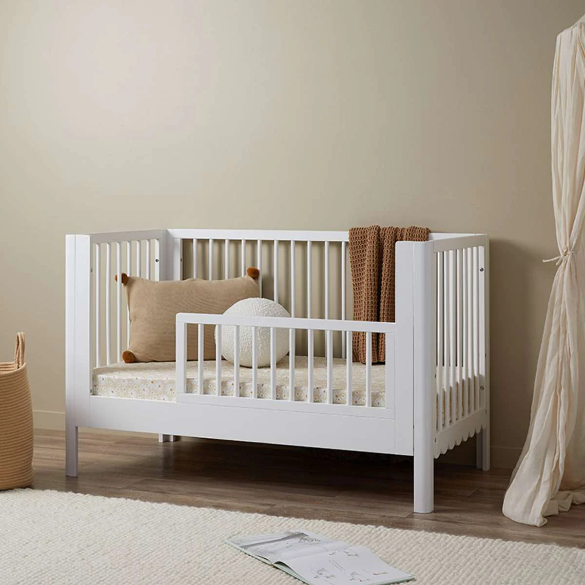 Maisie Scalloped White 3-in-1 Cot Conversion Bundle - Image 5